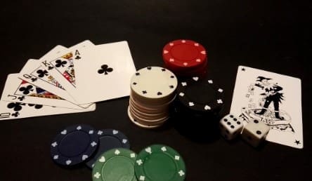 Guía de Máquinas de Video Póquer: Compara Monroe Panic, Neo Planet 999 y Miyamoto, sus Garantías, Controles, Pantallas, Fichas y Soporte Técnico